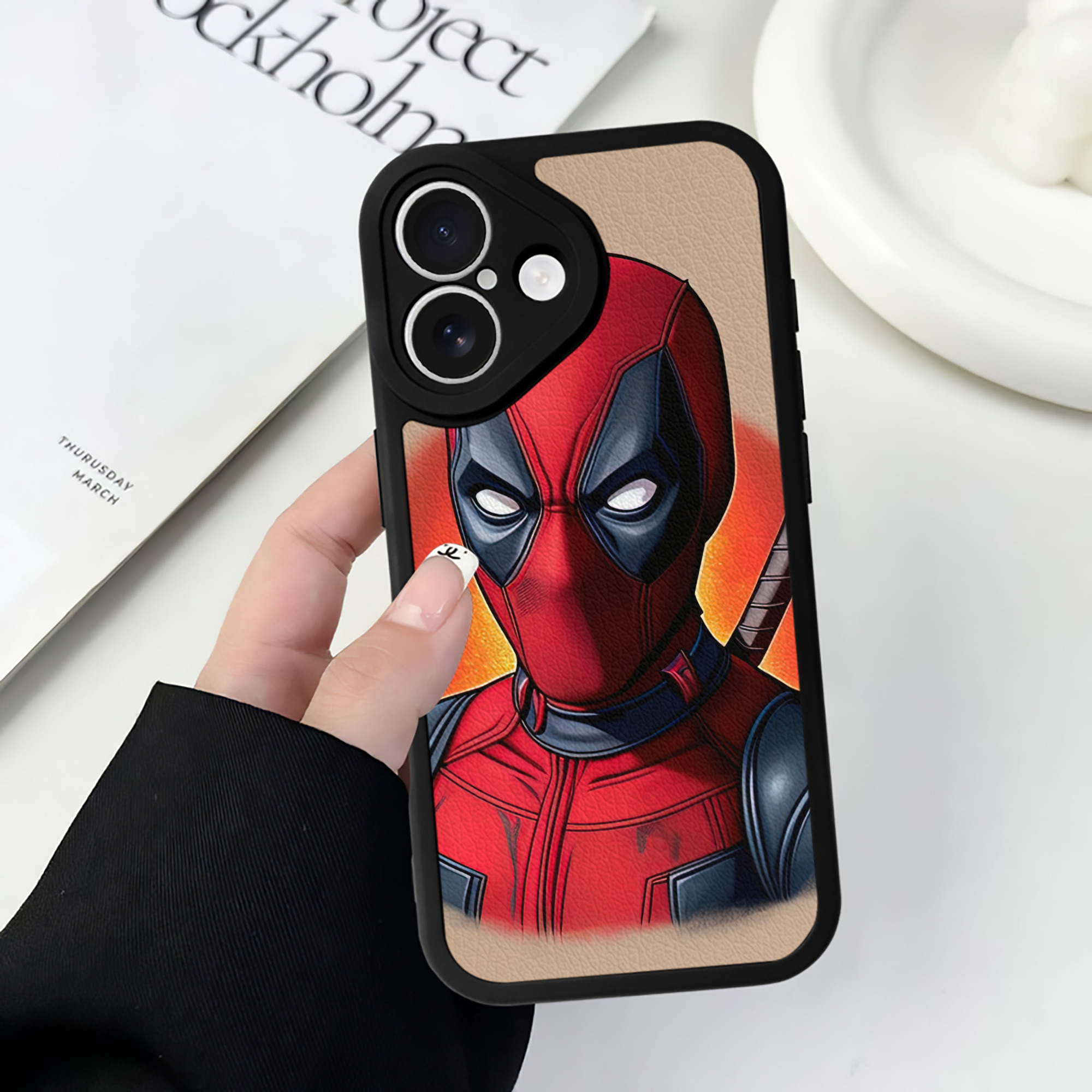 （画像用） Deadpool デッドプール 【iPhone 16シリーズ対応】シリコンスマホケース（レザー調） 材質：シリコン